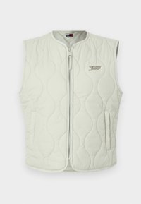 Gilet matelassé gris clair avec un col rond et une fermeture éclair à l'avant. Il dispose de poches latérales et d'un logo discret sur la poitrine, fabriqué en tissu doux.