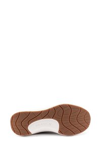 Suela de zapato de goma marrón texturizada y mediasuela blanca. Presenta patrones curvados y el logo de la marca "FRAU X" incrustado en el costado.