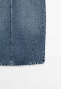 Blå denimkjol med rak nederkant och vertikal söm på vit bakgrund.