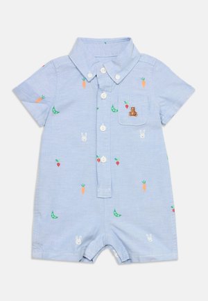Lys blå babyromper med knappkrage, korte ermer og trykk av gulrøtter, erter, reddiker og hvite kaniner, samt en liten teddybjørn på lommen.