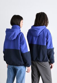 Tommy Jeans REVERSIBLE JACKET UNISEX - Chaqueta de entretiempo - bright blue multi