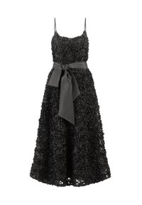 Vestido negro con flores, tirantes finos, aplicaciones de rosa texturizadas, un corsé ajustado y un cinturón de satén atado a la cintura. Silueta de línea A.