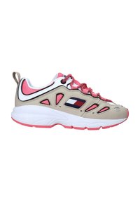 Scarpe da atletica beige e rosa con dettagli in rete, soletta bianca, suola rosa, ritagli decorativi e patch con logo in rosso, bianco e blu.