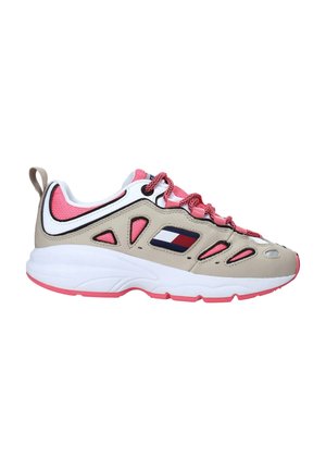 Scarpe da atletica beige e rosa con dettagli in rete, soletta bianca, suola rosa, ritagli decorativi e patch con logo in rosso, bianco e blu.