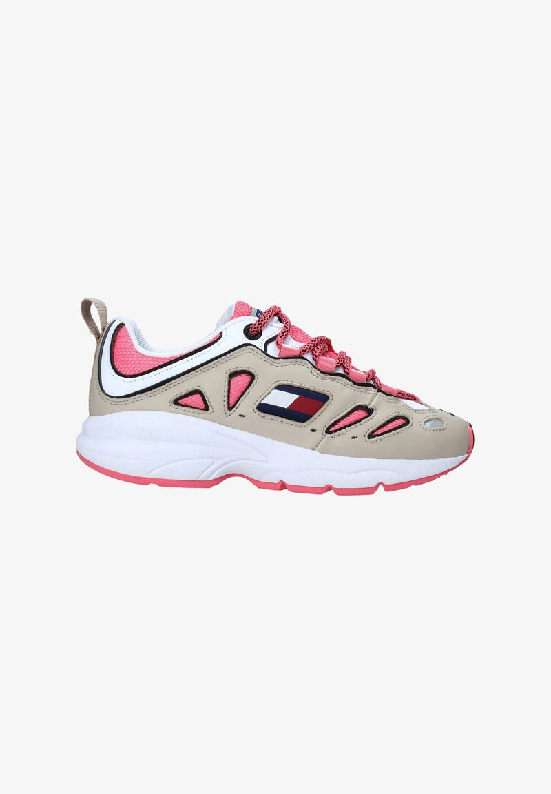 Scarpe da atletica beige e rosa con dettagli in rete, soletta bianca, suola rosa, ritagli decorativi e patch con logo in rosso, bianco e blu.