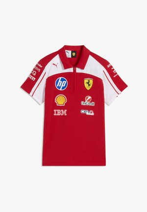 Czerwona i biała koszulka polo wyścigowa Ferrari z logo sponsorów, w tym HP, Shell, IBM, UniCredit i CEVA, z kołnierzem na zamek.