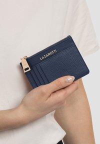 Portafoglio in pelle blu navy con finitura testurizzata, dotato di più scomparti per carte e una zip dorata, marchiato con "LAZAROTTI."