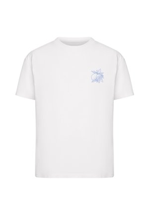 Balta īsroku T-krekls ar mazu zilu oranžu un lapu līniju zīmējumu kreisajā krūtīs.