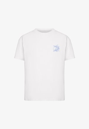 Balta īsroku T-krekls ar mazu zilu oranžu un lapu līniju zīmējumu kreisajā krūtīs.