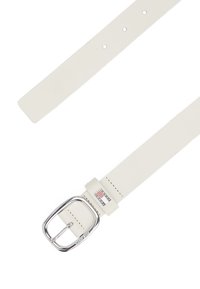 Ceinture en cuir blanc avec une boucle en métal argenté rectangulaire. Elle dispose de plusieurs trous pour l'ajustement et d'un accent de logo près de la boucle.