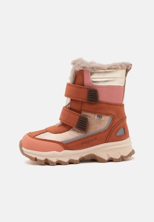 Botte d'hiver pour enfants avec panneaux roses, orange et métalliques, deux sangles velcro, doublure en fausse fourrure et semelle épaisse beige avec crampons.