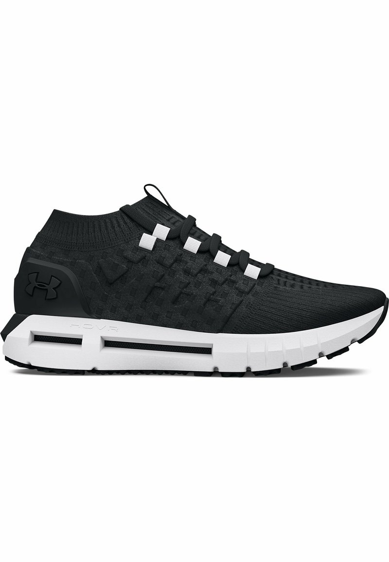 Zapatilla deportiva negra hecha de malla sintética y goma, con un diseño elegante, parte superior texturizada y acentos en blanco contrastantes en los cordones y la suela.