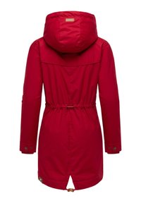 Giacca isolante rossa con cappuccio, vita cinchata, polsini con chiusura a scatto e orlo ventilato. Tessuto liscio con finitura opaca.