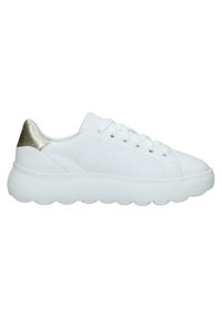 Sneaker bianco con texture liscia, punta tonda, lacci frontali e un accento metallico oro sul tallone. Suola spessa e imbottita con bordi arrotondati.