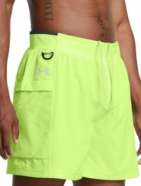 Bañador amarillo neón con cintura elástica, cierre de cordón, bolsillo lateral y logo de Under Armour en plata en el muslo izquierdo.
