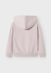 Sudadera de color rosa claro con una textura suave, que cuenta con capucha, mangas largas y puños y dobladillo acanalados. Diseño minimalista sin patrones.