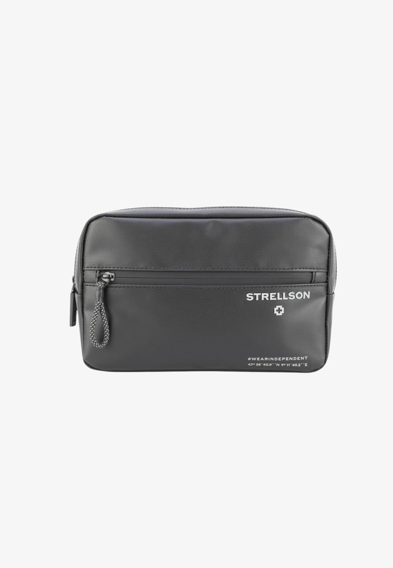 Zwarte toilettas met rits en een gestructureerde afwerking, voorzien van een voorvak en een geweven trekband. Inclusief merknaam en geografische coördinaten.