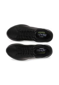 Scarpe sportive nere con una finitura in pelle liscia, sistema di allacciatura a cinque occhielli e collare imbottito. Marchio "Slip & fit" all'interno.