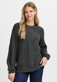 Dunkelgrauer Strickpullover mit geripptem Textur, rundem Halsausschnitt und langen Ärmeln, mit lockerem Schnitt und leicht gewelltem Saum.