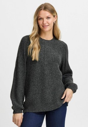Suéter de punto gris oscuro con textura acanalada, cuello redondo y mangas largas, que presenta un ajuste relajado y un dobladillo ligeramente curvado.