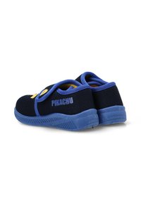 Zapatillas negras de malla con detalles azules, que cuentan con un gráfico amarillo de Pikachu, una correa de velcro y una suela de goma azul.