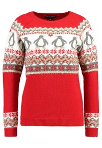Röd stickad tröja med ett vitt mönster av pingviner och snöflingor, silverdetaljer och texturerade ärmslut och nederkant.
