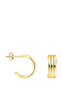 Orecchini a cerchio in oro con una superficie liscia e lucida. Un orecchino presenta un design semplice, mentre l'altro ha tre anelli impilati.