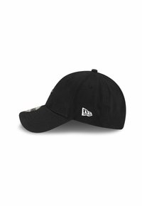 Schwarze Baseballmütze mit gebogenem Schirm, aus strukturiertem Stoff mit einem weißen, aufgestickten Logo an der Seite. Seitenansicht.