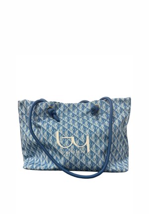 Borsa tote con motivo blu e bianco con doppi manici a corda e logo stilizzato "by" al centro su sfondo bianco.