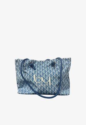 Borsa tote con motivo blu e bianco con doppi manici a corda e logo stilizzato "by" al centro su sfondo bianco.