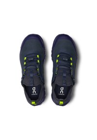 Dunkelblaue Laufschuhe mit einer strukturierten Oberseite, grünen Akzenten und einem sicheren Schnürsystem. Verfügt über eine gepolsterte Sohle und ein Logo auf der Ferse.