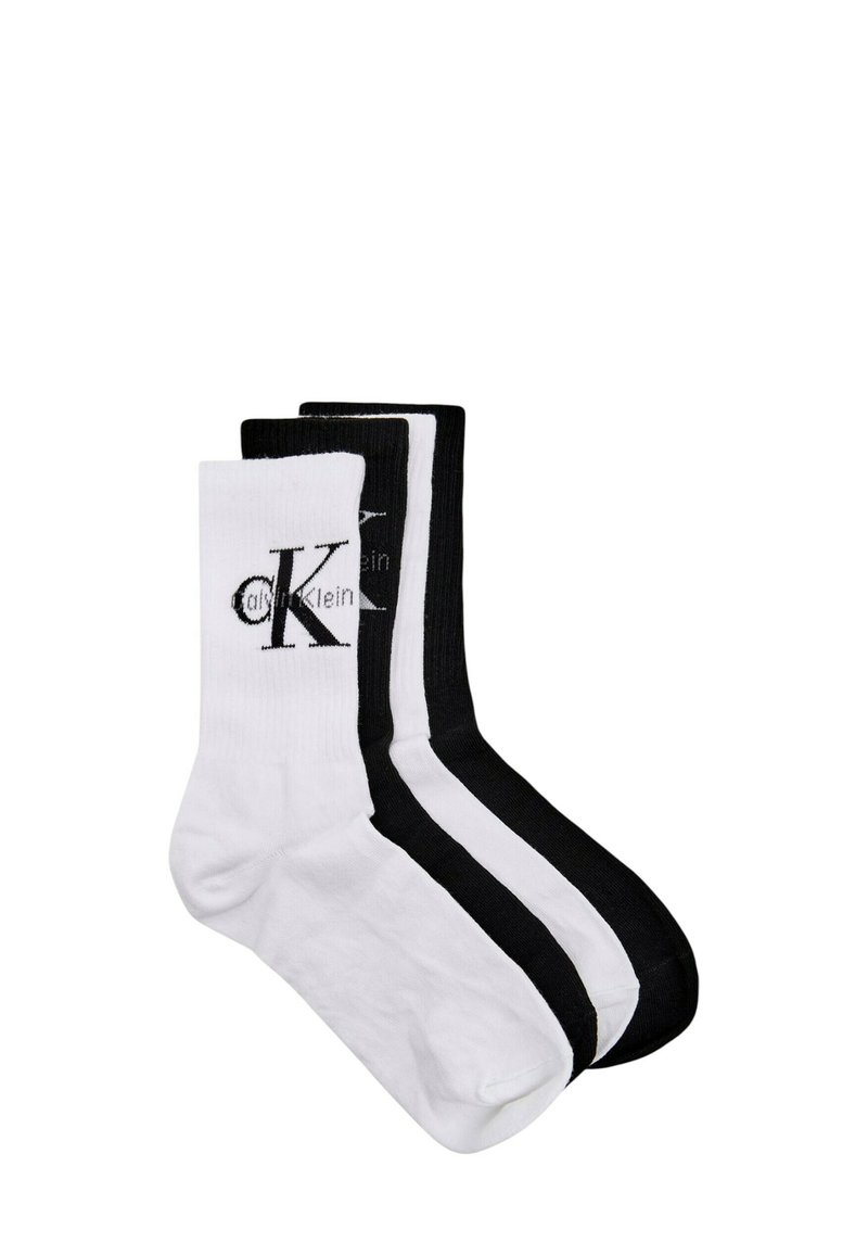 Tre paia di calzini da equipaggio in misto cotone: uno bianco con logo nero, uno bianco con strisce nere e uno completamente nero con logo.