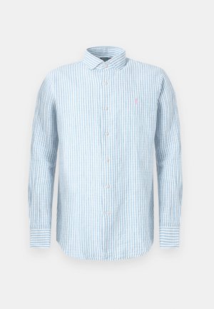 Miesten pitkähihainen nappipaita, jossa pystysuorat vaaleansiniset ja valkoiset raidat, leveä kaulus ja pieni vaaleanpunainen logo rinnassa.