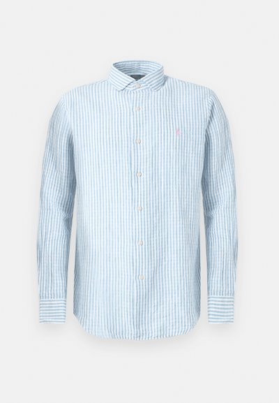 Ανδρικό πουκάμισο μακρυμάνικο με κουμπιά, κάθετες ανοιχτό μπλε και λευκές ρίγες, γιακά ανοιχτός και μικρό ροζ λογότυπο στο στήθος.