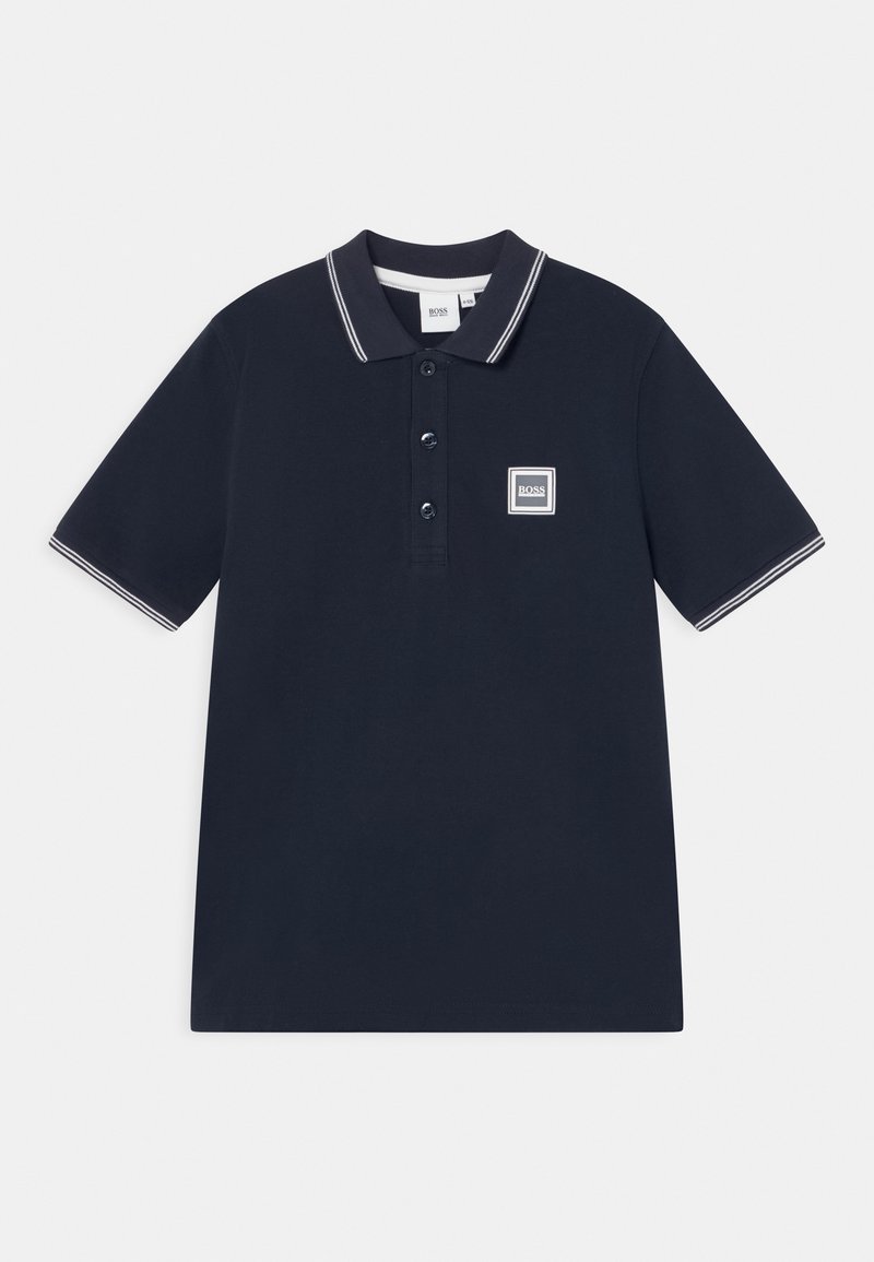 Polo bleu marine à manches courtes avec col et manches rayés blancs, patte à trois boutons et petit écusson logo sur la poitrine.