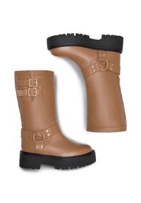 Barna bőr, térd fölé érő csizmák, ívelt formával, fekete, vastag gumitalppal és két díszes csat mellett egy széles pánton.