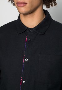 Nike SB BUTTON UP - Casaco de verão - black