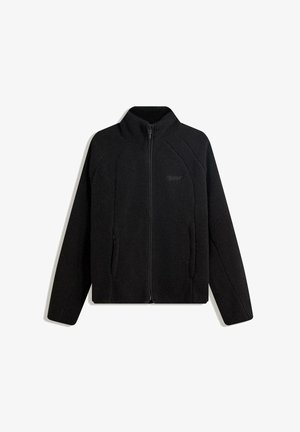 Musta fleece-takki, jossa on korkea kaulus, etuzipperi ja kaksi sivutaskua. Takissa on teksturoitu kangas ja contrasting-sauman yksityiskohtia.