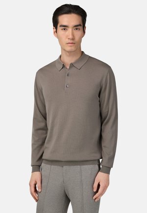 Golfowy polo z długim rękawem w stonowanym kolorze taupe, z prążkowanym kołnierzykiem, zapięciem na trzy guziki i teksturowanym materiałem dzianinowym.