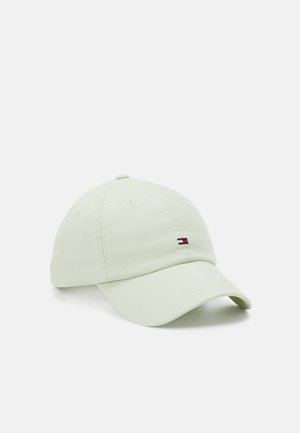 Casquette de baseball beige clair avec petit logo rectangulaire rouge, blanc et bleu marine à l'avant, sur un fond blanc uni.