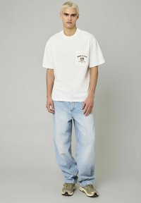 BZB POCHE BRODÉ - T-shirt imprimé - naturel