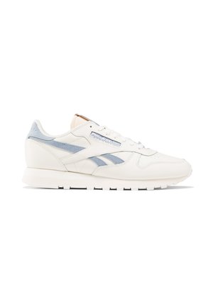Weiße Ledersneaker mit hellblauen Akzenten, runder Zehenform, flacher Sohle und Schnürverschluss. Mit Branding an der Seite und Ferse.