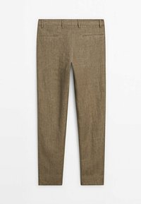 Pantalon marron droit avec passants de ceinture et deux poches passepoilées à l’arrière, vu de dos sur fond blanc.