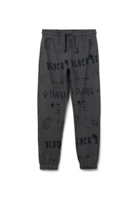 Pantalones jogger gris oscuro con texto gráfico negro y bocetos, que incluyen frases como "BLACK" y "DARK", puños elásticos y cintura con cordón.