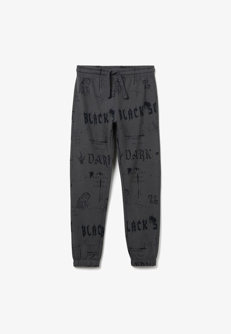 Pantalones jogger gris oscuro con texto gráfico negro y bocetos, que incluyen frases como "BLACK" y "DARK", puños elásticos y cintura con cordón.