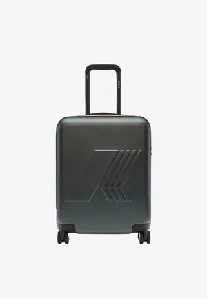 Valigia rigida in plastica verde scuro con scanalature diagonali, manico nera retrattile e due ruote per la mobilità.