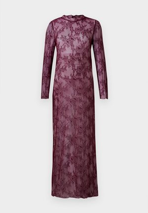 Robe longue en dentelle prune transparente avec motif floral, col haut et manches longues.