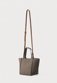 Sac fourre-tout en tissu marron avec un motif monogramme, forme structurée, double poignée et une bandoulière longue détachable. Éléments en métal doré.