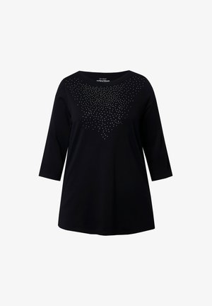 T-shirt nera con maniche a tre quarti, caratterizzata da un motivo triangolare di piccoli chiodi argentati sulla parte anteriore superiore. Tessuto morbido.