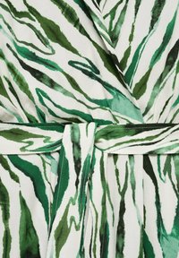 Groene en witte gewaad met een aquarel-stijl zebra-streep patroon, met een strikriem en een zachte, gladde stof textuur.